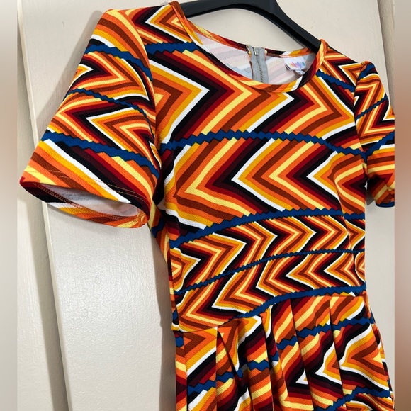 💥2/$15 LuLaRoe Amelia chevron mod 70’s inspired retro look short sleeve dress M - Picture 3 of 13